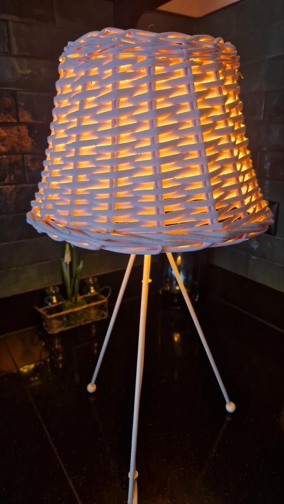 Kinderkamer lamp met rotan kap, Huis en Inrichting, Lampen | Tafellampen, Ophalen of Verzenden, Gebruikt, Minder dan 50 cm