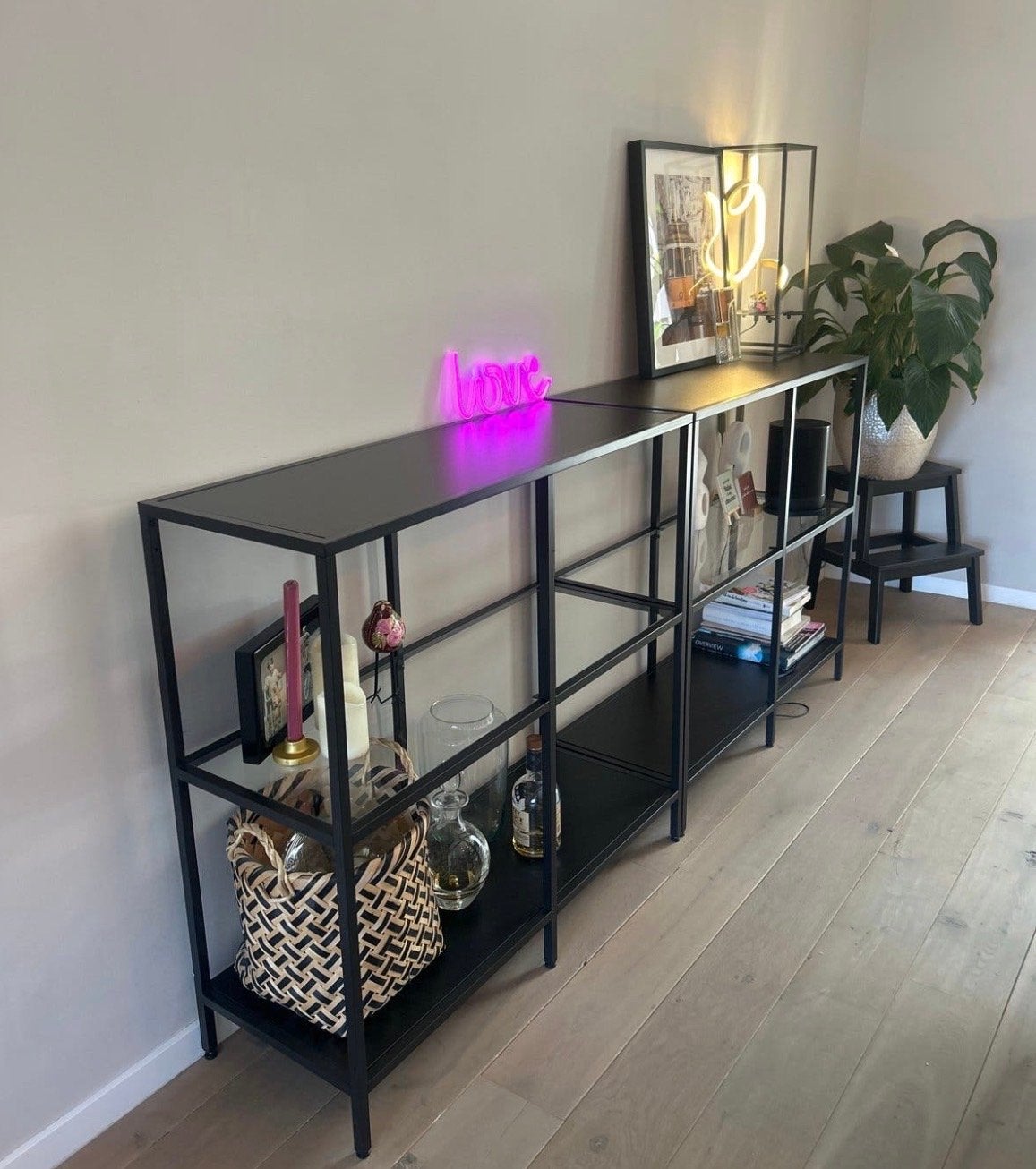 2 IKEA Kasten Donkerbruin Zwart met Glazen Plaat, Ophalen, Met plank(en), Gebruikt, 100 tot 150 cm
