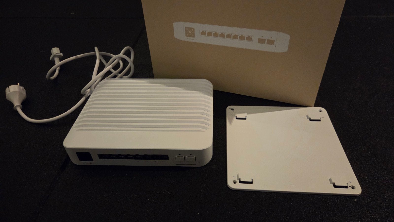 Ubiquiti UniFi Pro 8 PoE Switch, Computers en Software, Netwerk switches, Ophalen of Verzenden, Zo goed als nieuw