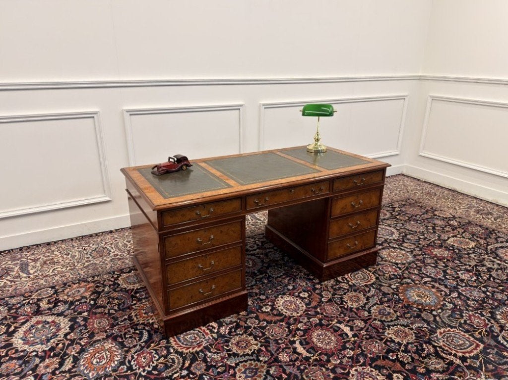 Klassiek Italiaans Wortelnoten Bureau, Antiek en Kunst, Antiek | Kantoor en Zakelijk, Ophalen
