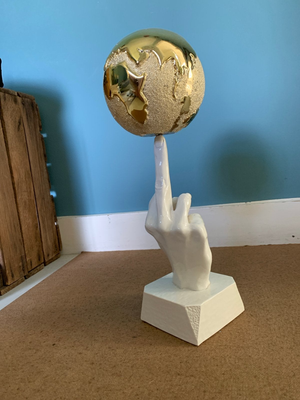 Uniek decoratief object: Wereldbol op middelvinger, Ophalen, Object, Wit, Overige materialen