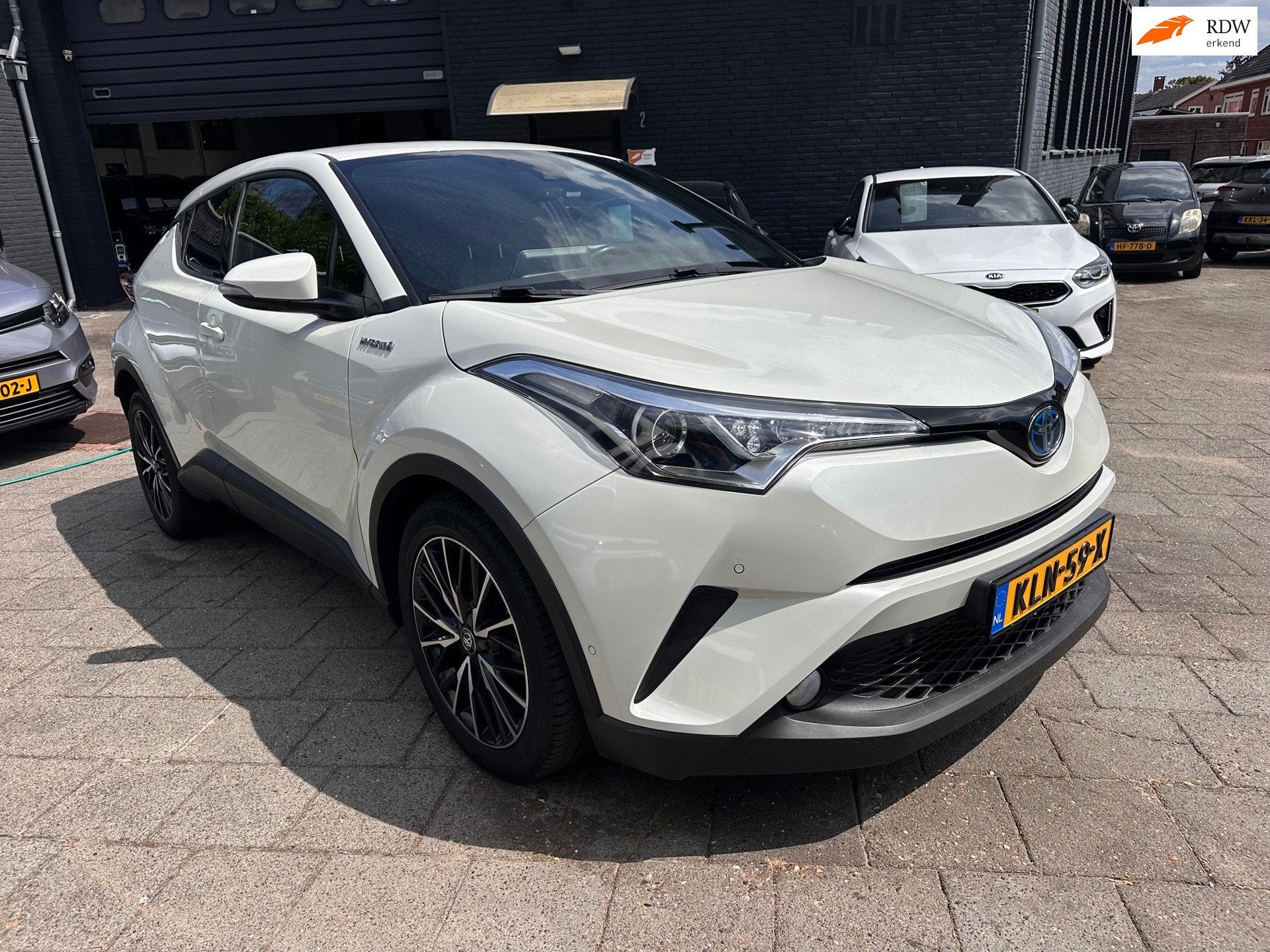 Toyota C-HR 1.8 Hybrid Black Edition|Leder|Navi, Auto's, Dealer onderhouden, Gebruikt, Zwart, 4 cilinders