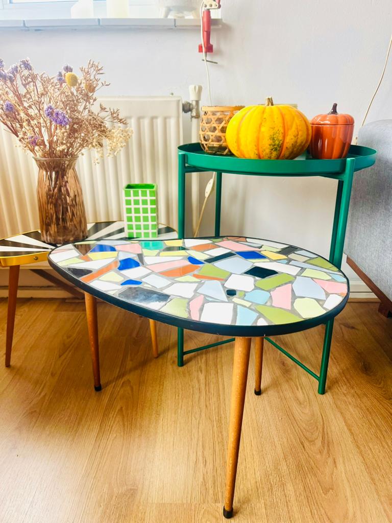 Mozaiek design vintage driepoot niervormig bijtafeltje, Ophalen of Verzenden, Gebruikt, 2 zitplaatsen
