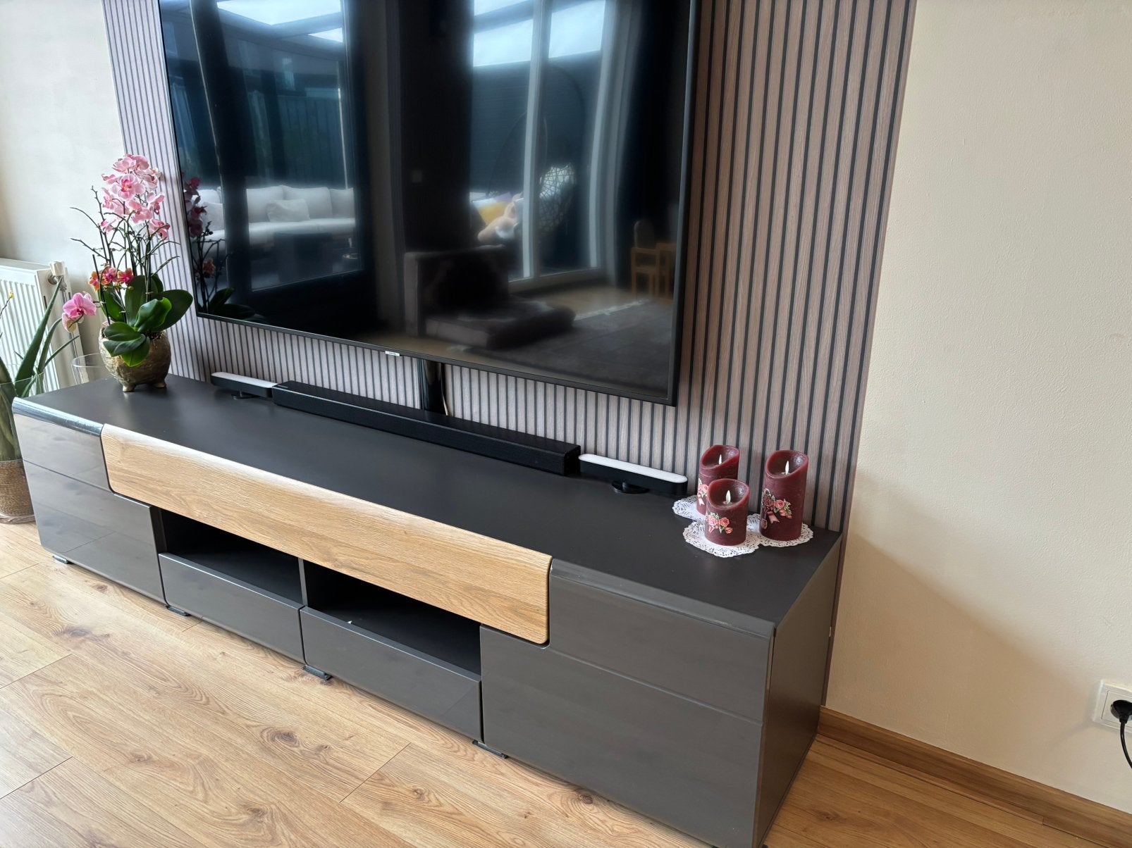 Tv-meubel met decoratieve freesbewerking, Huis en Inrichting, Kasten | Televisiemeubels, Ophalen, Zo goed als nieuw, 200 cm of meer