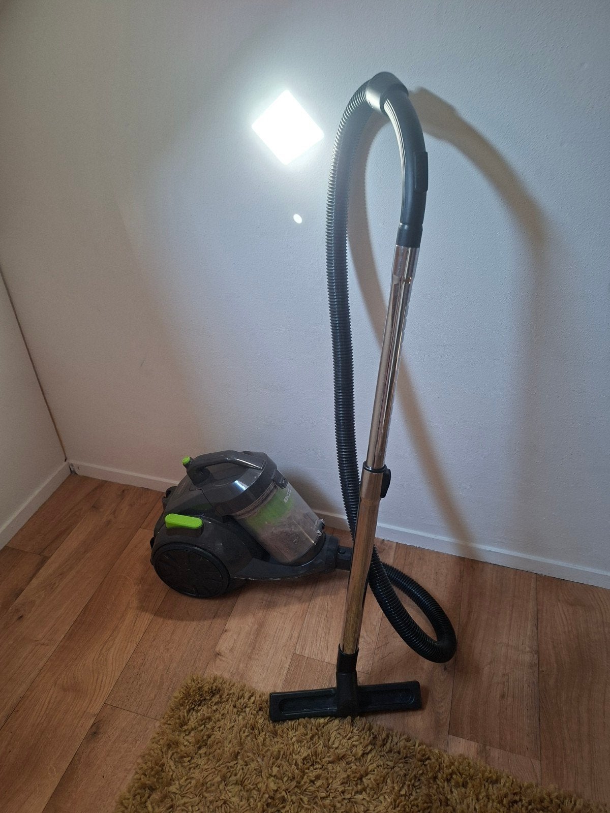 Stofzuiger met HEPA filter - Krachtig en zakloos, Witgoed en Apparatuur, Ophalen, Gebruikt, Geschikt voor harde vloeren, Sledestofzuiger