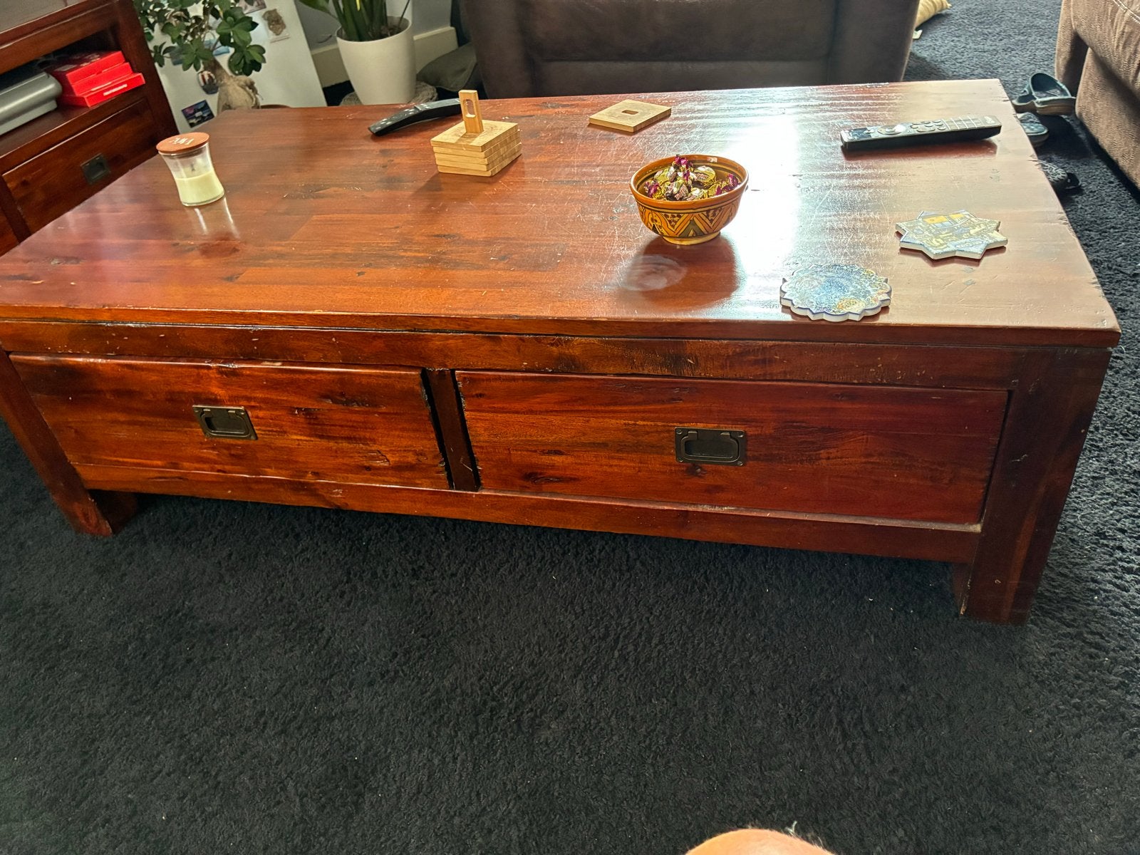 Robuuste houten salontafel met lades, Huis en Inrichting, Tafels | Salontafels, Ophalen, Gebruikt, 100 tot 150 cm, 150 tot 200 cm