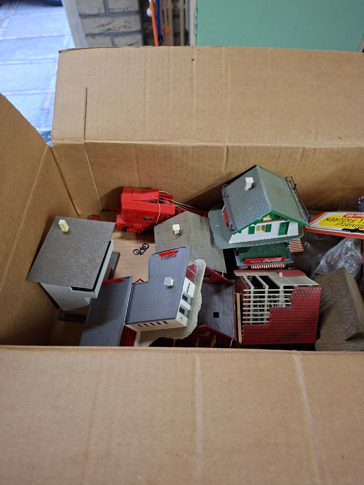 Grote doos met diverse modelbouw huisjes en figuren, Hobby en Vrije tijd, Ophalen, Gebruikt, Brug, Tunnel of Gebouw, Overige merken