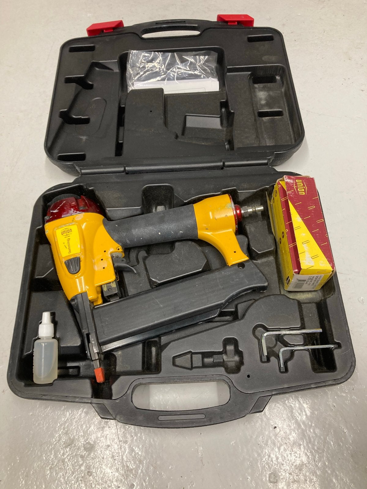 Union 3AP/J-50 Pneumatische Brads Tackers met Koffer, Ophalen, Gebruikt