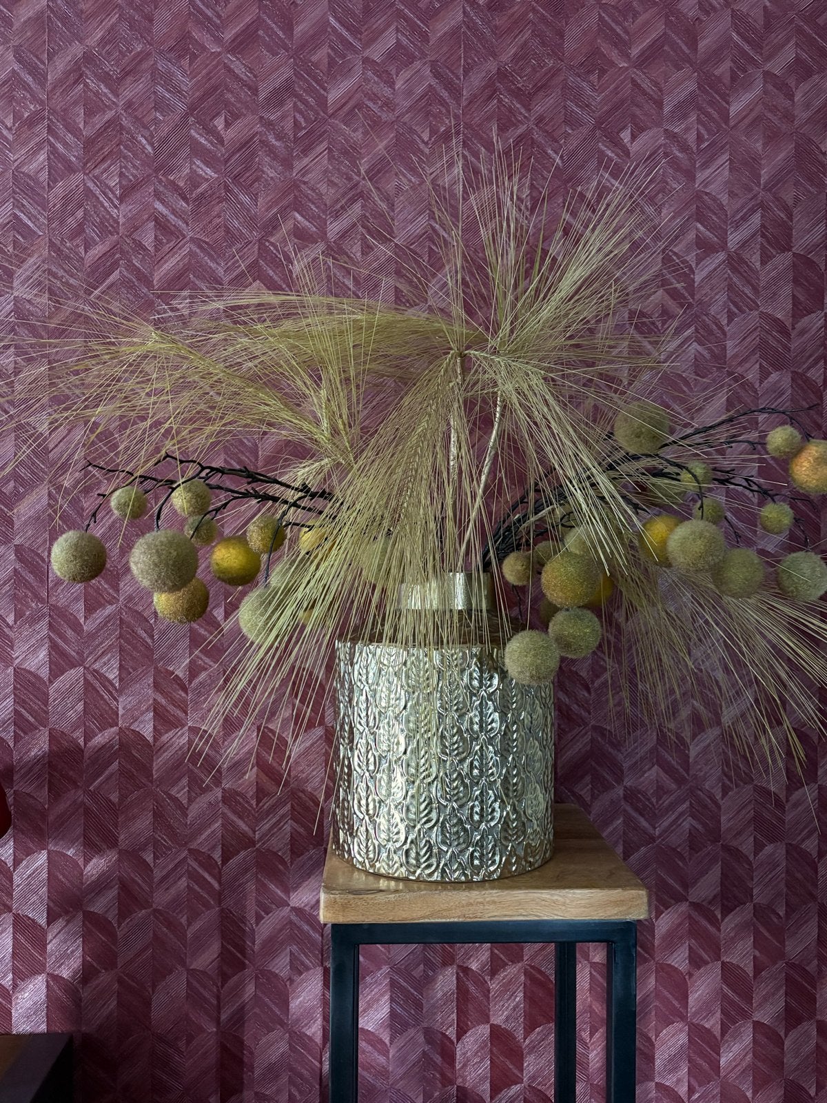 Goudkleurige decoratieve vaas met takken - Home Society, Huis en Inrichting, Ophalen, Gebruikt, Inclusief decoratie, Metaal
