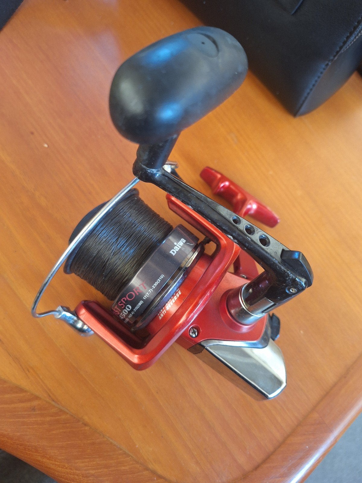 Daiwa Cast Sport 4500 Werpmolen - Rood/Zwart, Ophalen of Verzenden