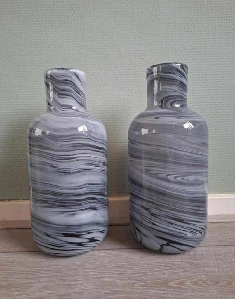 2 grijzen glazen vazen van ikea
Per vaas; 27,5 x 10,5 cm, Ophalen of Verzenden