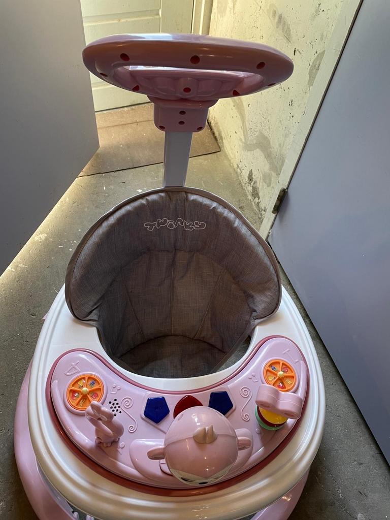 Twinky loopstoel roze met speelpaneel, Ophalen, Zo goed als nieuw