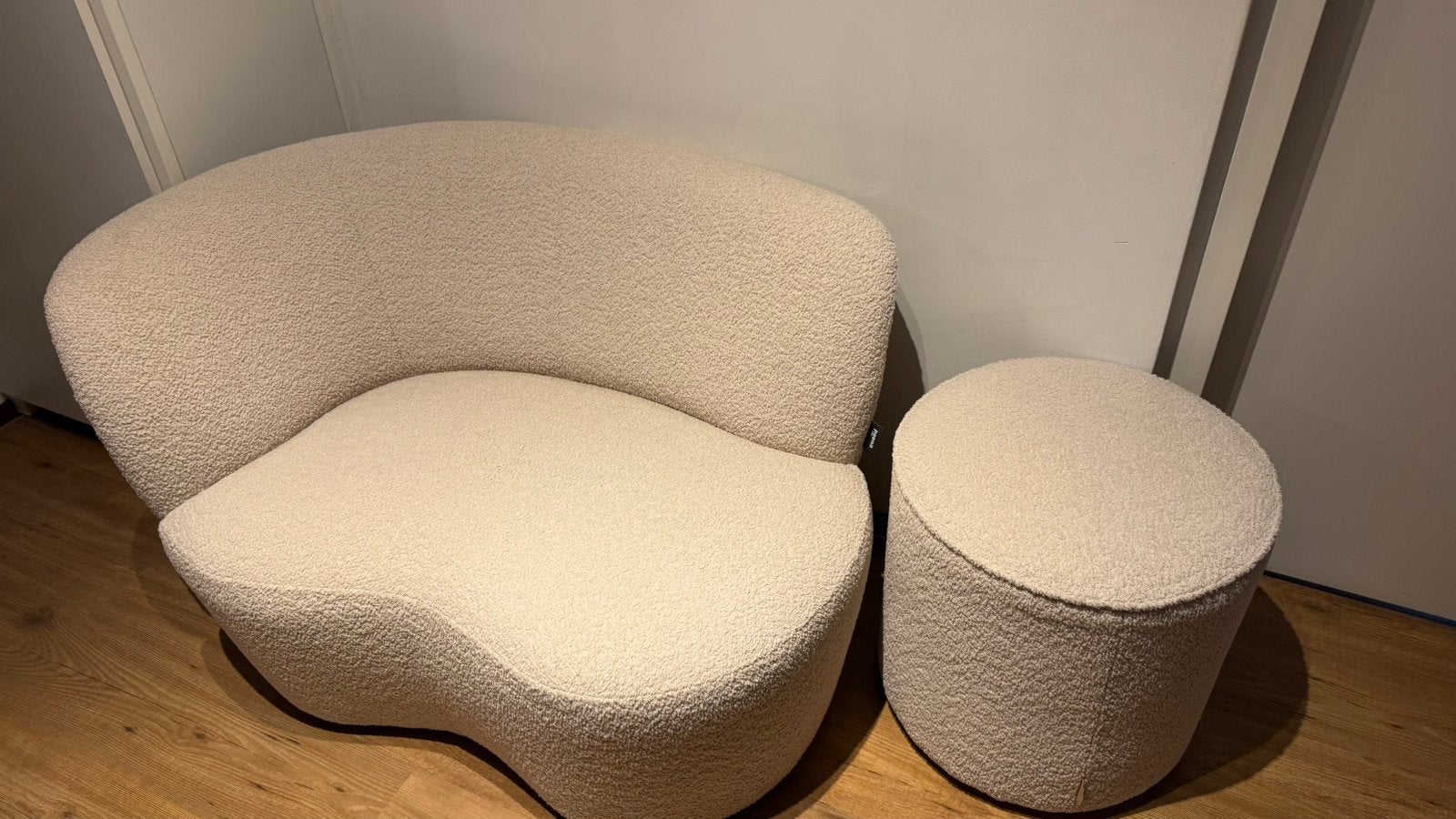 WOOOD fauteuil Stone links bouclé & WOOOD poef Sara bouclé, Ophalen, 125 cm of meer, Rond, Nieuw