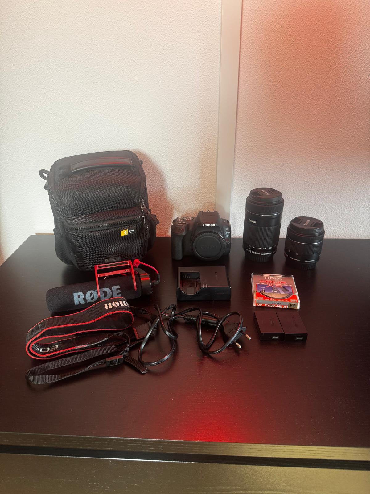 Canon EOS 200D complete cameraset –2 lenzen + RØDE microfoon, Ophalen of Verzenden, Zo goed als nieuw, Spiegelreflex, Canon