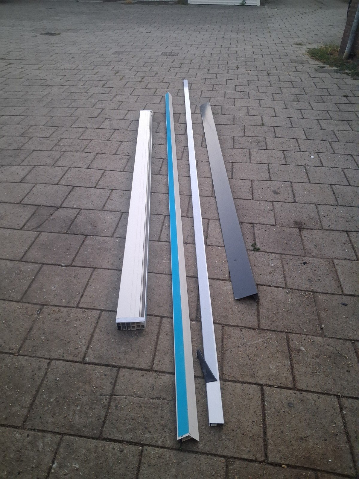 Nieuwe rolluik geleiders  diverse, Ophalen, Nieuw, Wit, Minder dan 100 cm