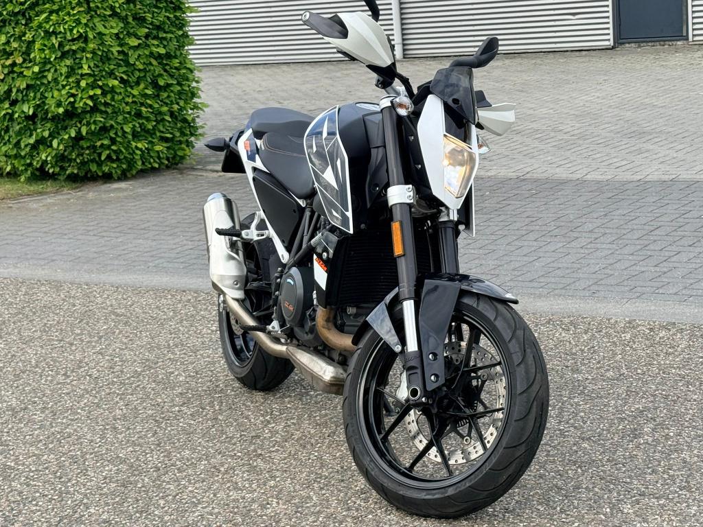 KTM 690 DUKE 2017,14606 km dealer onderhouden, Motoren, Motorrijbewijs A, Traction Control, Handgeschakeld, 1 cilinder