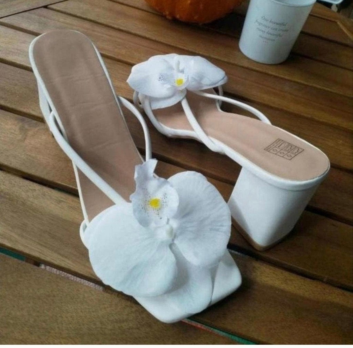 Nieuwe witte blokhakken met bloem, maat 36, Ophalen of Verzenden, Nieuw, Wit, Schoenen met hoge hakken