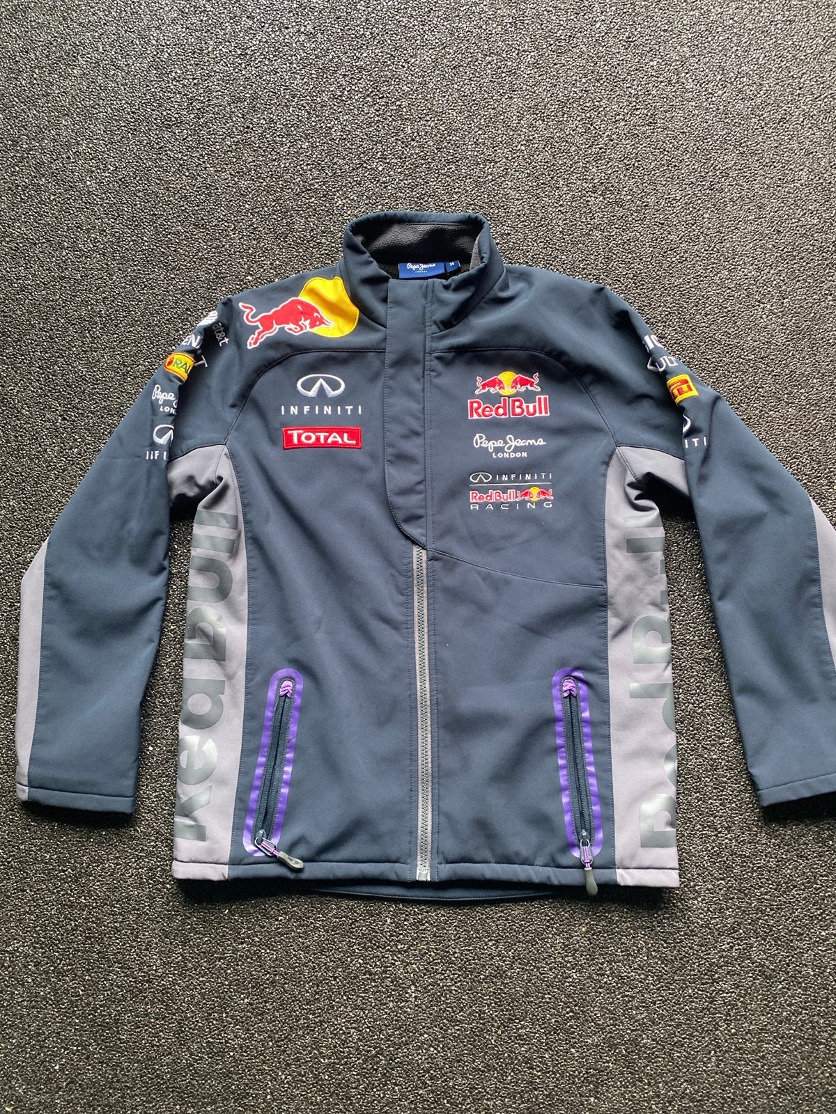 Red Bull Racing Softshell Jas - Zo goed als nieuw - Maat 14, Kinderen en Baby's, Ophalen of Verzenden, Zo goed als nieuw, Jongen