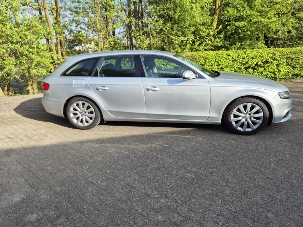 Audi A4 2.0 TDI 100KW Avant 2010 Grijs, Auto's, Voorwielaandrijving, 136 pk, 4 cilinders, A4