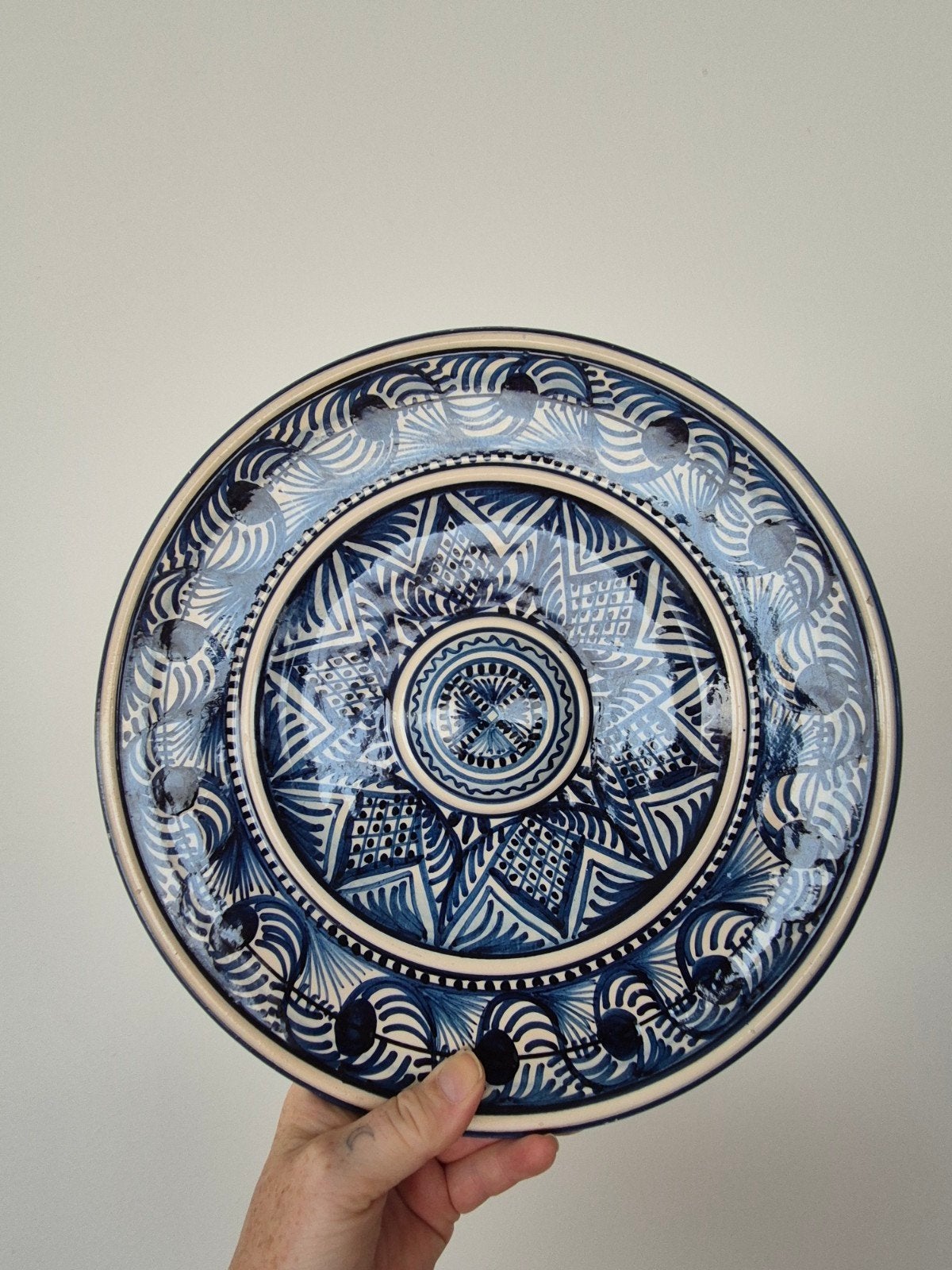 Decoratieve handgeschilderde keramisch bord, Antiek en Kunst, Antiek | Wandborden en Tegels, Ophalen of Verzenden