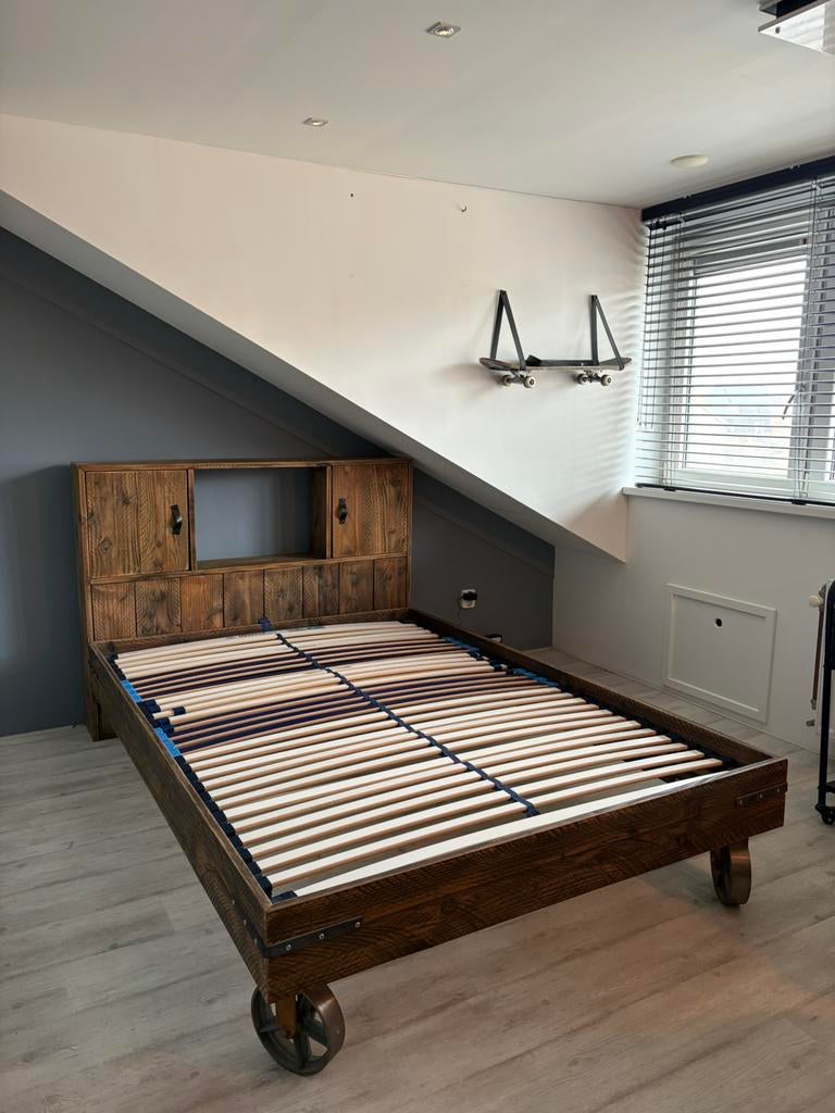 Tiener bed (oud hout) 140 x 200 cm, inclusief lattenbodem., Kinderen en Baby's, Kinderkamer | Bedden, Gebruikt, 100 cm of meer