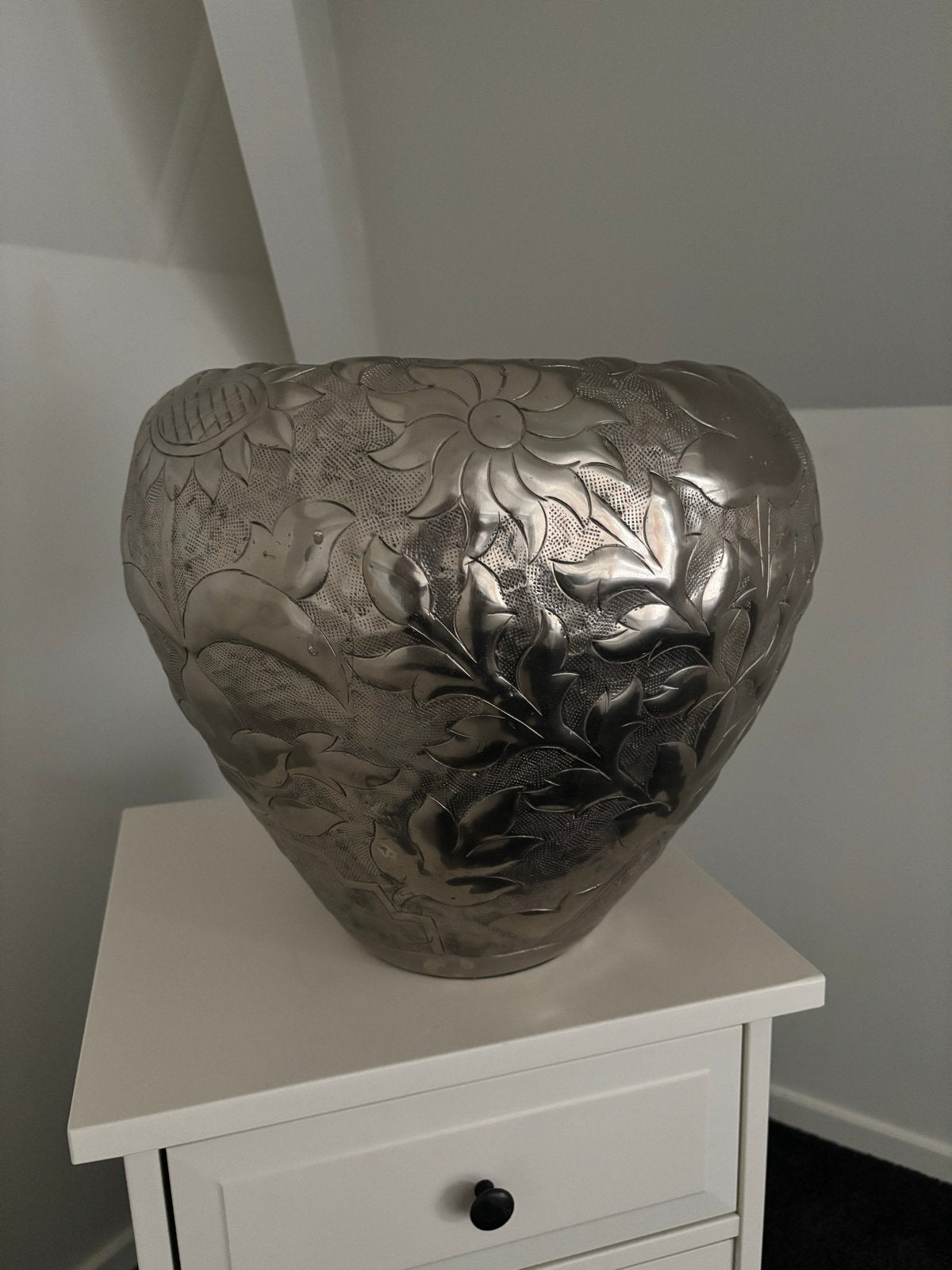 Grote metalen vaas met bloemmotief - 34x34 cm, Ophalen