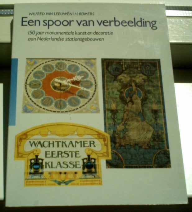 Kunst en decoratie aan Nederlandse stationsgebouwen., Ophalen of Verzenden, Zo goed als nieuw