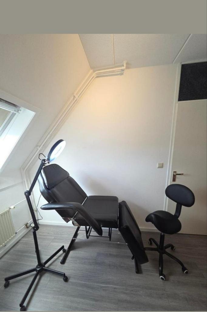 Massagetafel / behandelstoel met loeplamp en zadel kruk, Ophalen, Massagetafel