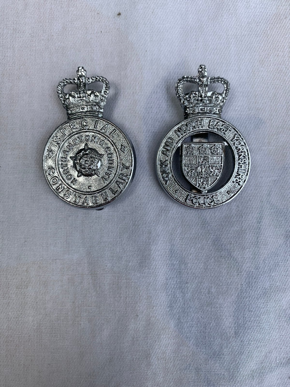 Britse police cap badges militaria, Verzamelen, Verzenden, Overige soorten, Engeland, Embleem of Badge