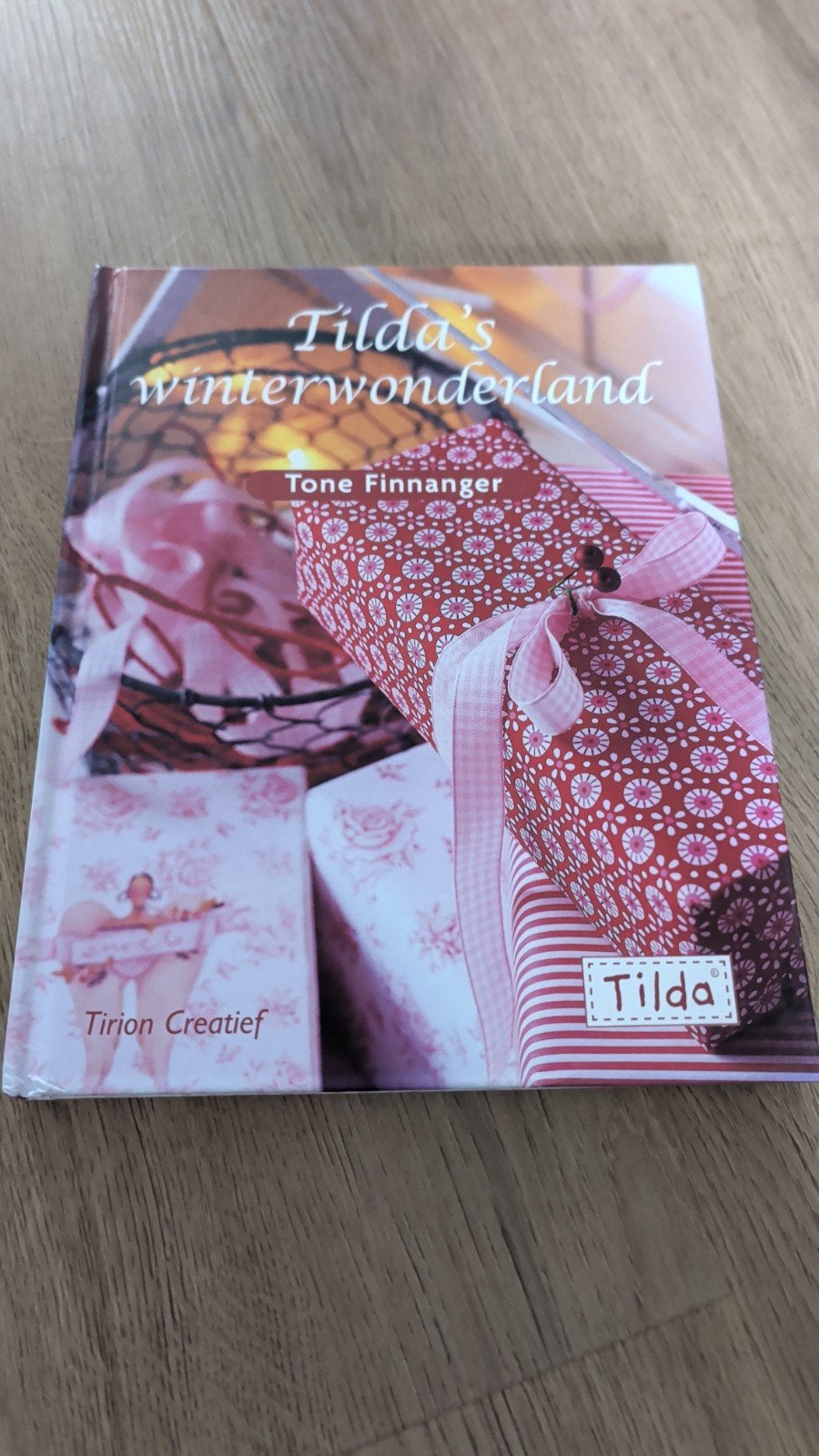 Tilda's Winterwonderland - Knutselboek Tone Finnanger, Ophalen of Verzenden, Zo goed als nieuw, Scrapbooking en Knutselen, Tone Finnanger