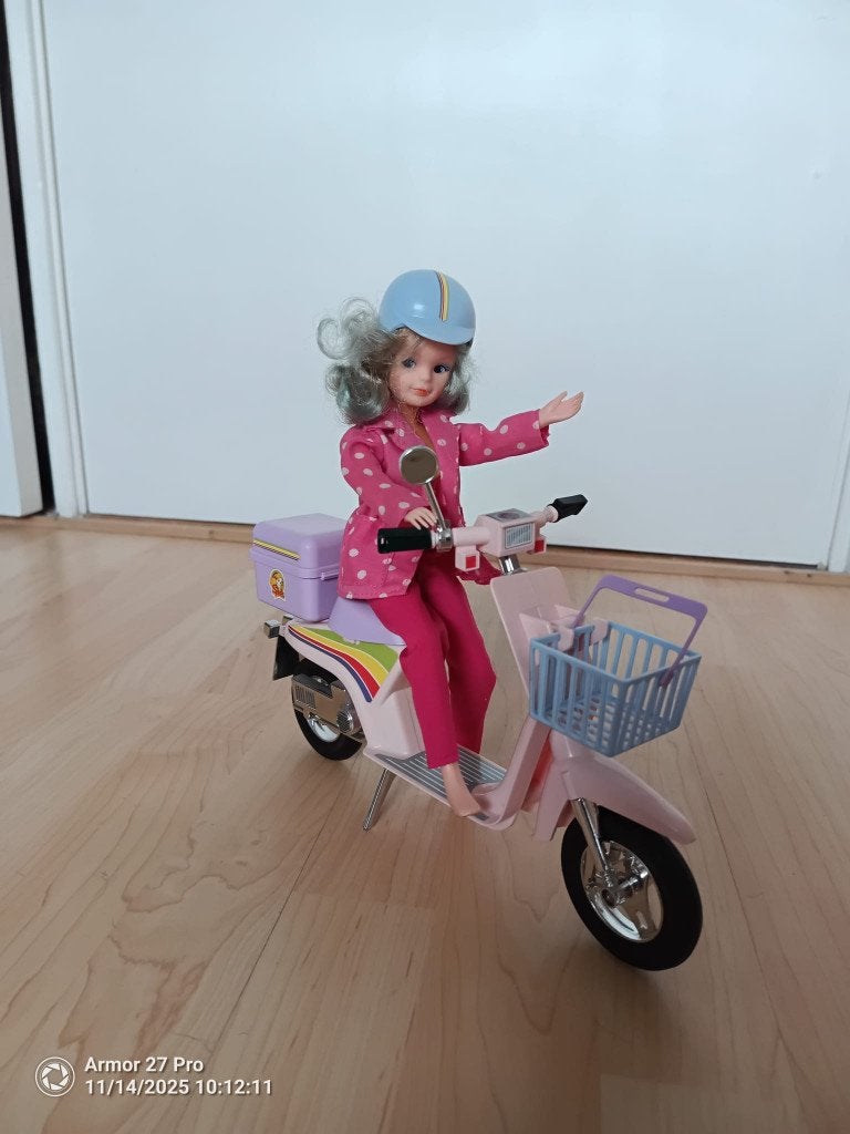 Sindy Pop met Scooter & Helm - Vintage Staat!, Verzamelen, Ophalen of Verzenden, Zo goed als nieuw, Pop