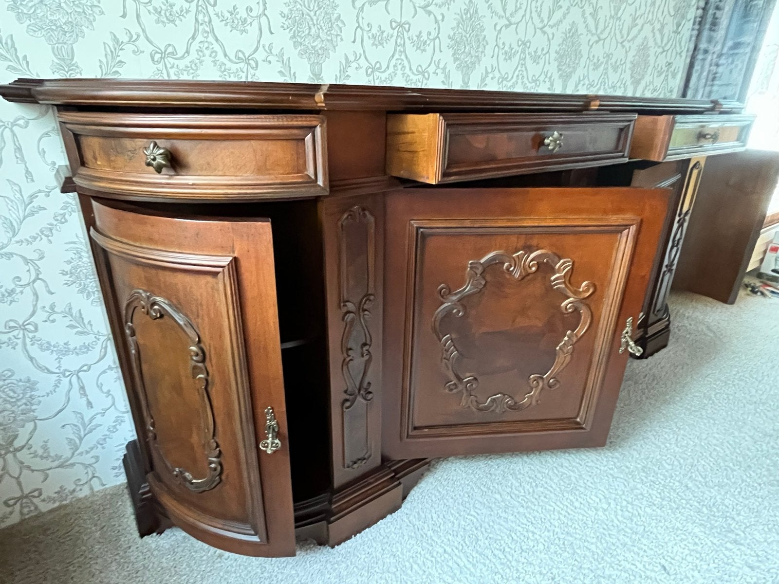Antiek dressoir/sideboard met sierlijk houtsnijwerk, Ophalen