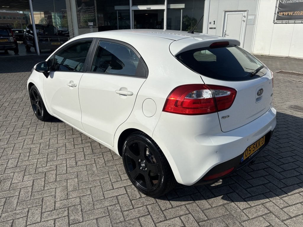 Kia Rio 1.2 CVVT Super Pack Cruise Climate Bluetooth Parkeer, Auto's, Kia, 21 km/l, Euro 5, 4 cilinders, Wit