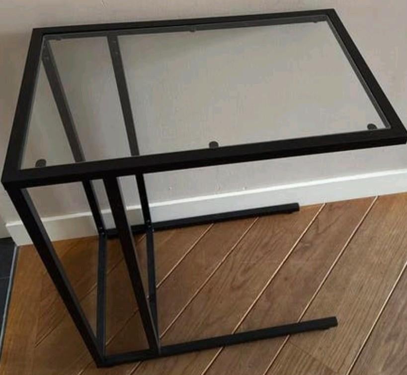 Prachtig zwarte IKEA Vittsjo bijzettafel, Ophalen, 50 tot 100 cm, Rond, Zo goed als nieuw