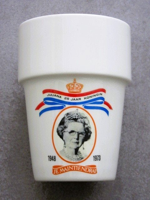 Melkbeker 25 jaar Juliana koningin uit 1973 - mok, Verzamelen, Ophalen of Verzenden, Huis en Inrichting