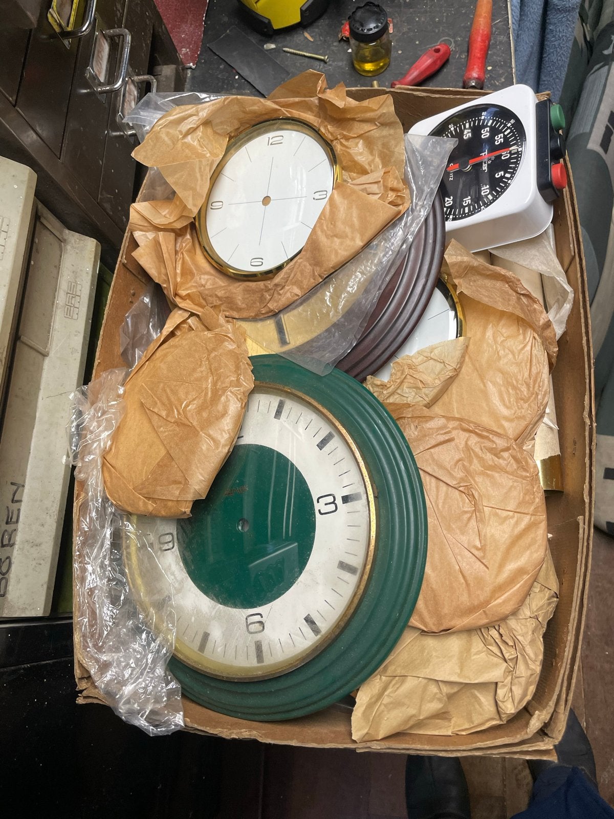 Grote partij klokken, wekkers en wijzerplaten (ca. 40 kg), Ophalen