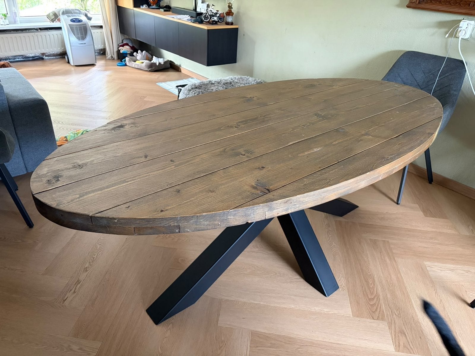 Ovale eettafel met houten blad en metalen onderstel, Ophalen, Gebruikt, 100 tot 150 cm, Vijf personen of meer