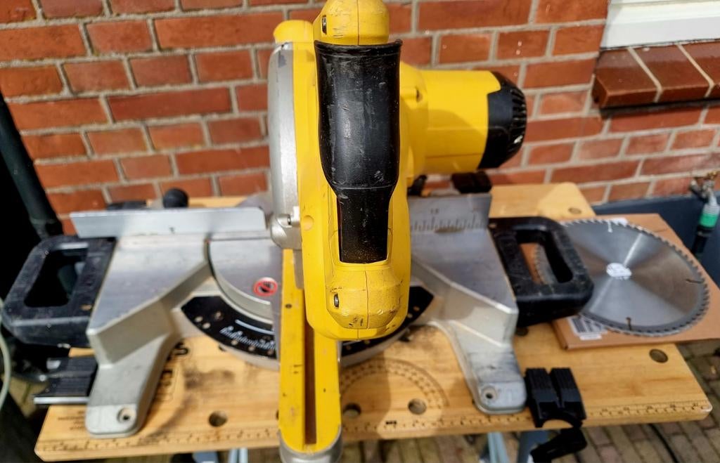 DeWalt 777-QS Verstek Afkortzaag met Topcraft Workmate., Gebruikt, DeWalt, 70 mm of meer, Ophalen of Verzenden