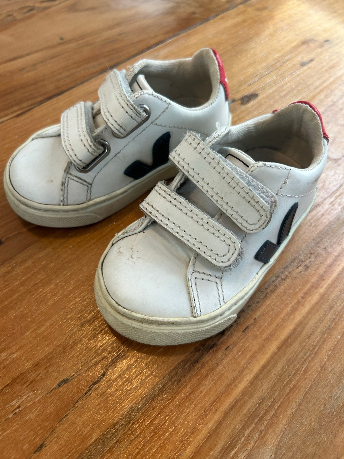Witte Veja klittenbandschoenen maat 24, Kinderen en Baby's, Ophalen of Verzenden, Gebruikt, Jongen of Meisje, Schoenen