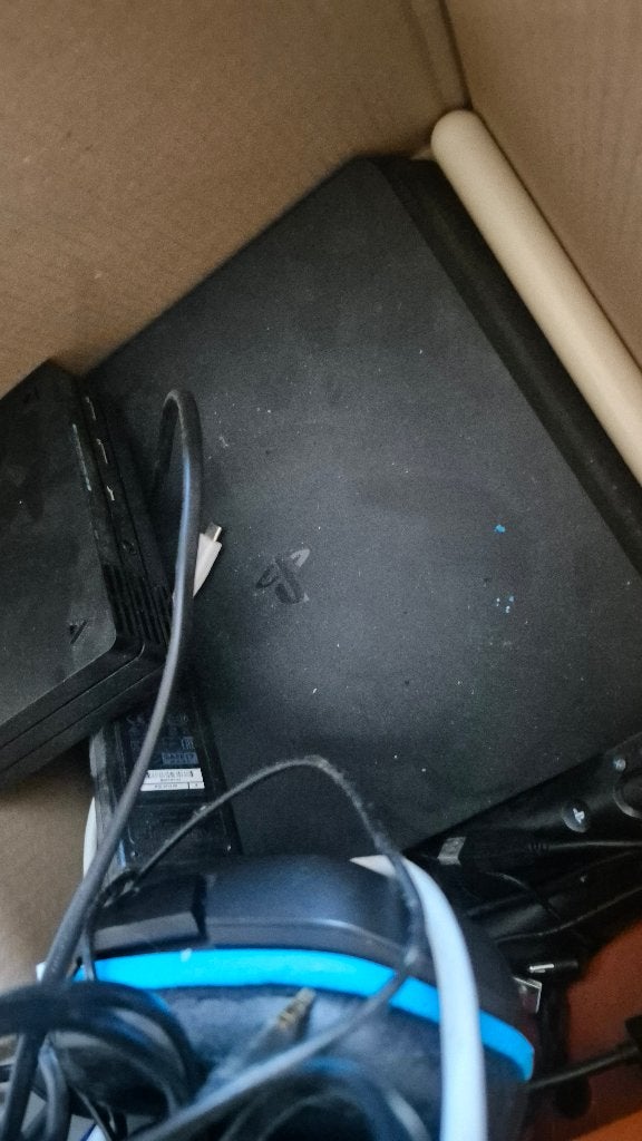 Ps4 2tb met toebehoren, Spelcomputers en Games, Spelcomputers | Sony PlayStation 4, Zo goed als nieuw, Slim, 1 TB, Met 2 controllers