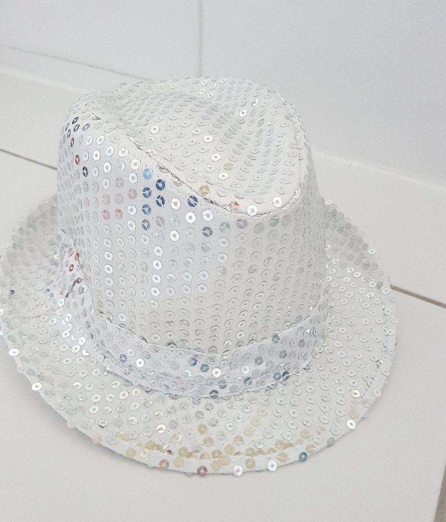 Hoed, zilver met lovertjes omtrek 56,5cm, Carnaval., Ophalen of Verzenden, Nieuw, Hoed of Pruik, Carnaval