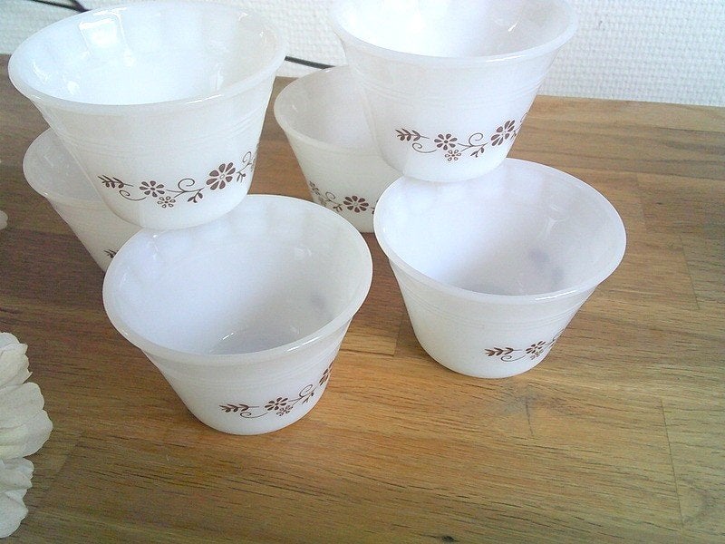 Vintage 6 Dynaware pyrorey melkglas schaaltjes met bloem, Overige materialen, Gebruikt, Ophalen of Verzenden, Schaal of Schalen