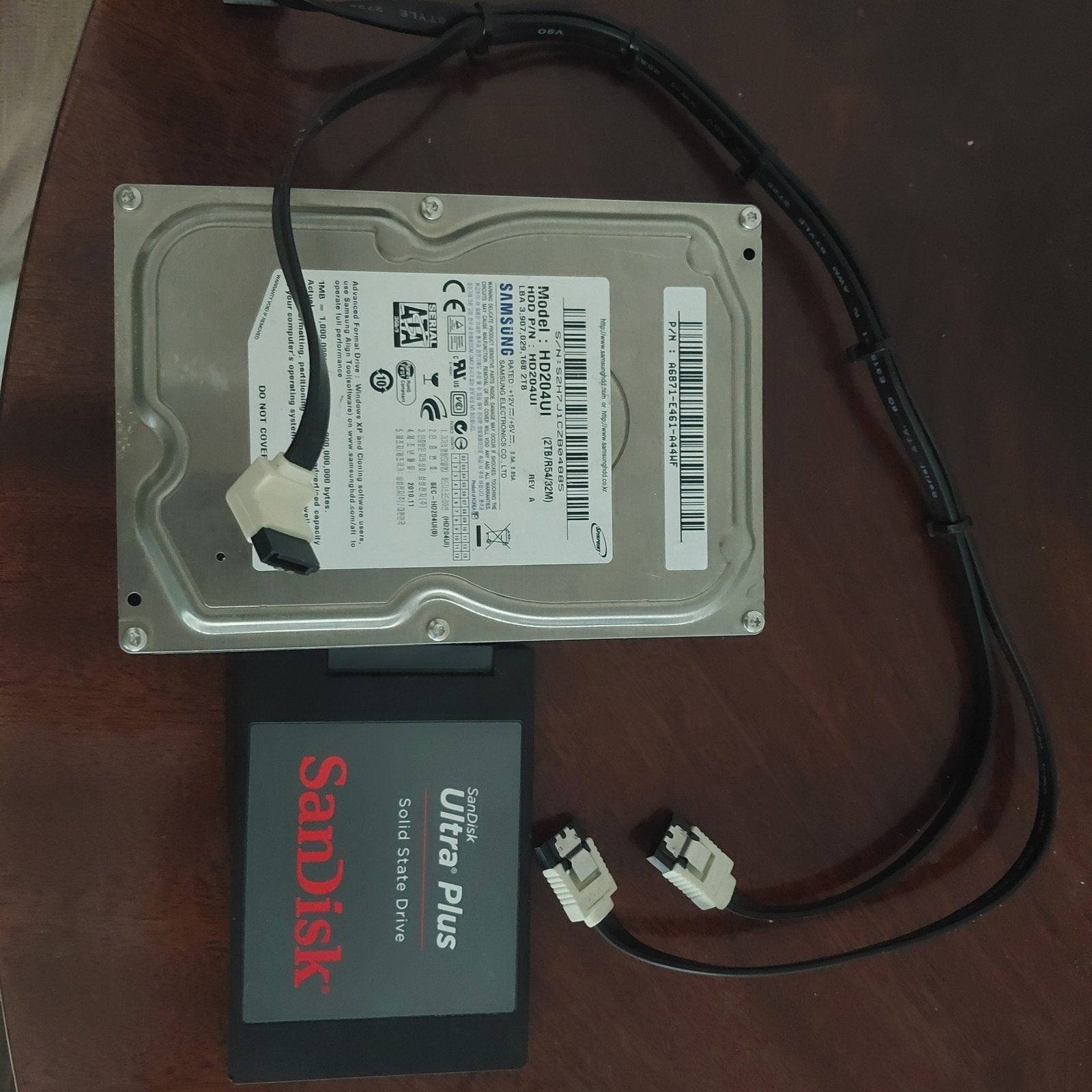 Samsung HDD 2TB HD204UI en SanDisk SSD 256GB SDSSDHP-256G, Computers en Software, Harde schijven, Intern, Gebruikt, 2TB (HDD) en 256GB (SSD)
