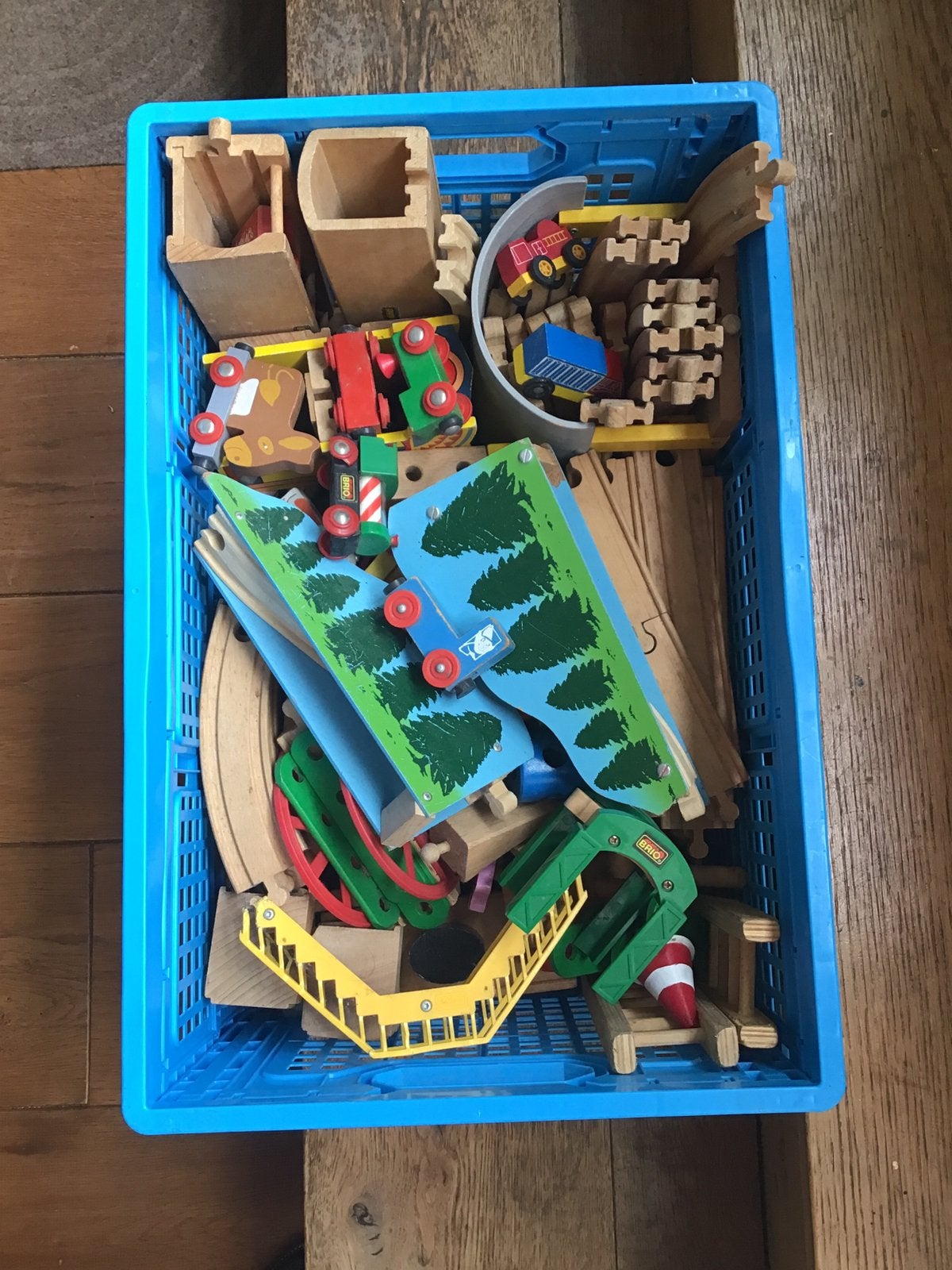 Groot krat met o.a. veel Brio treintjes en rails van hout, Ophalen, Gebruikt