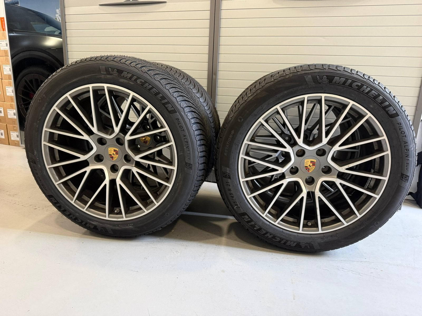 Porsche Cayenne SE Hybrid 2024 Nieuw winterset, Ophalen, Banden en Velgen, Nieuw, 305 mm