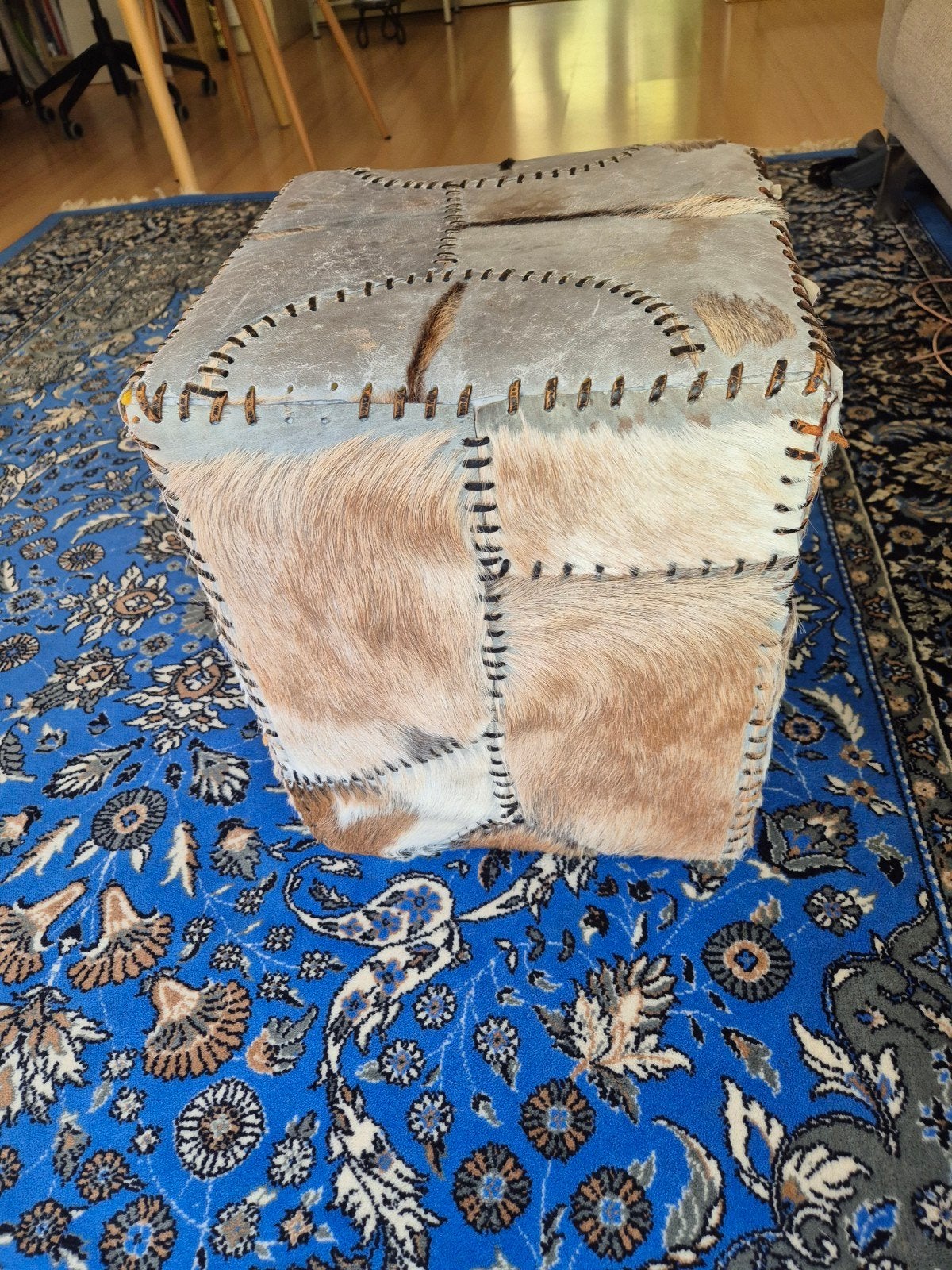 Unieke poef van koeienhuid - Handgemaakt, Ophalen, Minder dan 50 cm, Gebruikt, Vierkant