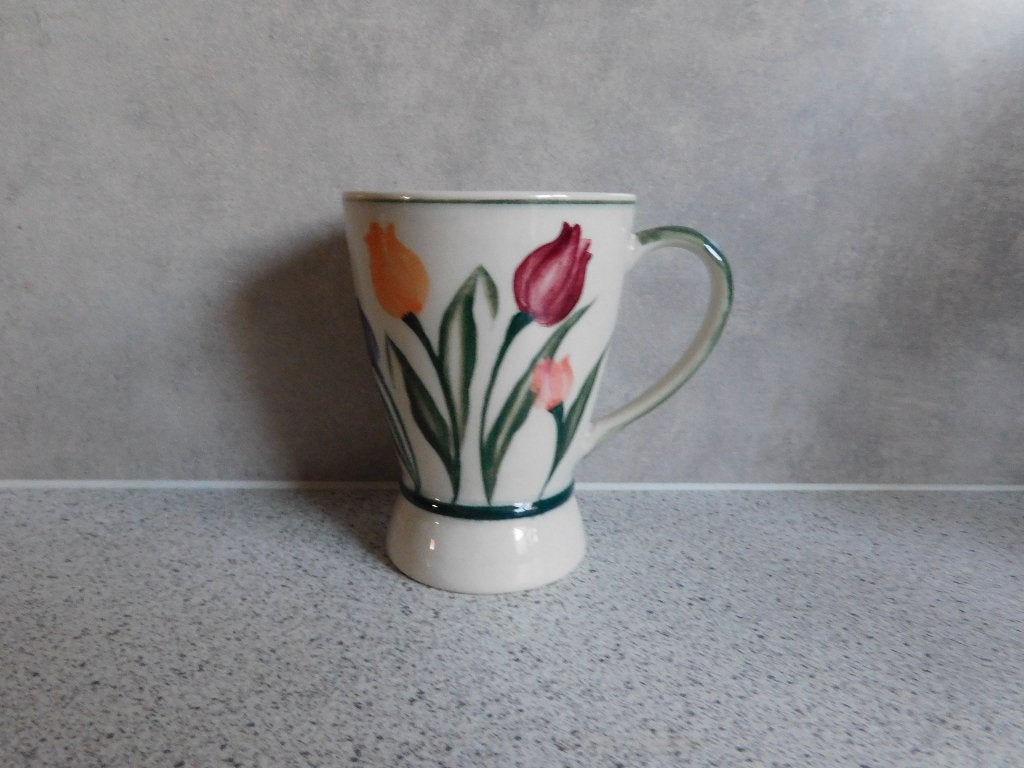 Mok 11 cm. Tulp Vic's Handpainted, Overige merken, Zo goed als nieuw, Overige stijlen, Porselein