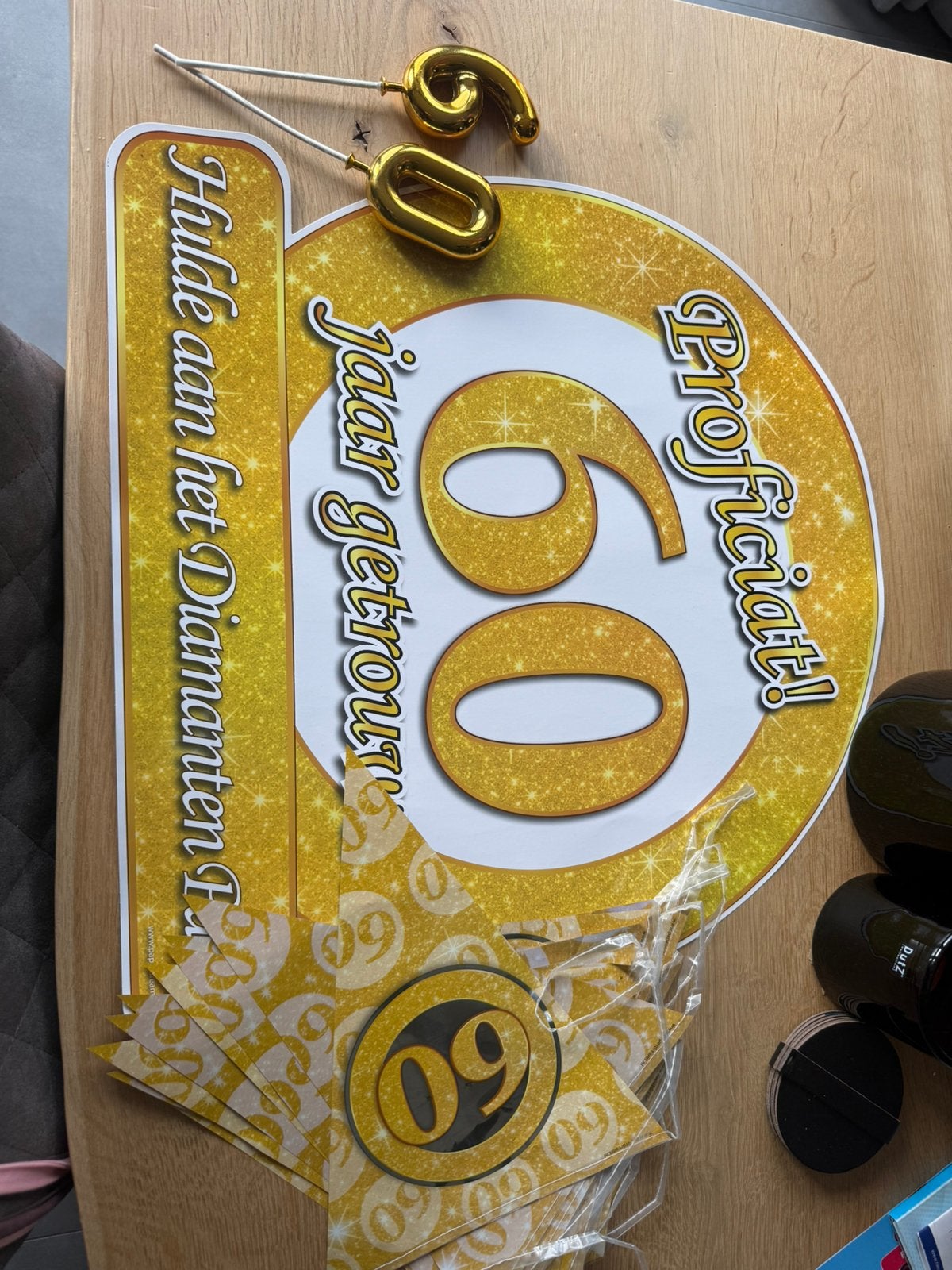 60 jaar getrouwd huldeschild, vlaggen en taartdecoratie, Hobby en Vrije tijd, Ophalen of Verzenden, Zo goed als nieuw, Versiering