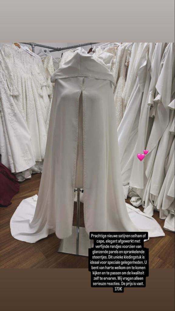 Nieuwe satijnen selham of cape met capuchon, Kleding | Dames, Ophalen of Verzenden, Nieuw, Wit, Accessoires