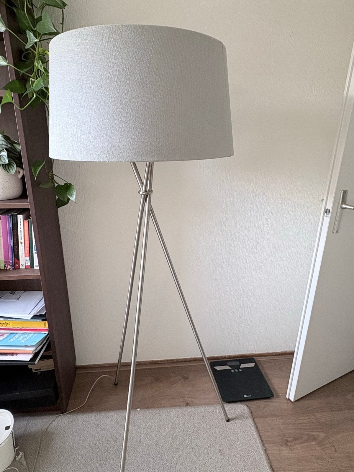 Moderne vloerlamp met grijze kap en tripod onderstel, Huis en Inrichting, Ophalen, Gebruikt, E27 (groot), Metaal